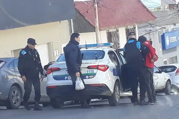 Lo detuvieron por sustraer varias prendas de vestir de un local céntrico