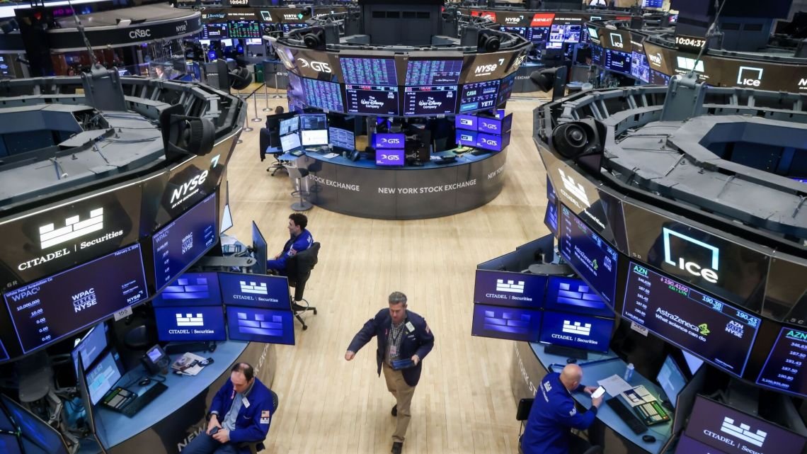 Los activos argentinos cotizan mixtos en Wall Street, mientras que el riesgo país sube levemente
