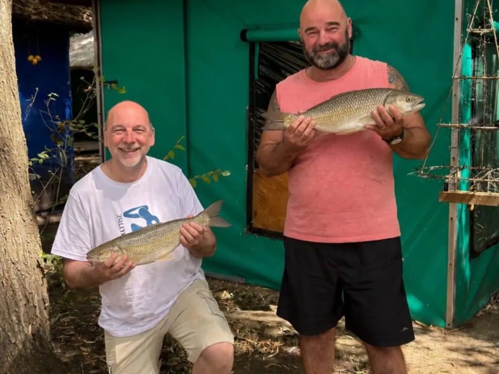 Los hermanos apasionados por la pesca que salieron con sus amigos al río y ahora los buscan por aire, tierra y agua