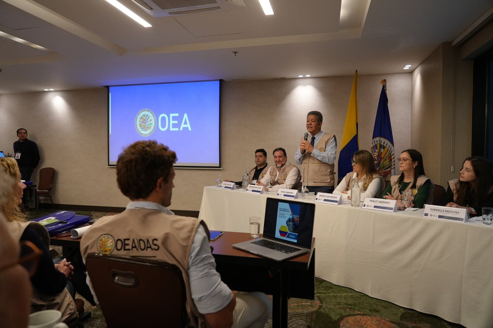 Los observadores electorales dan por limpia la primera vuelta que Petro pone en duda