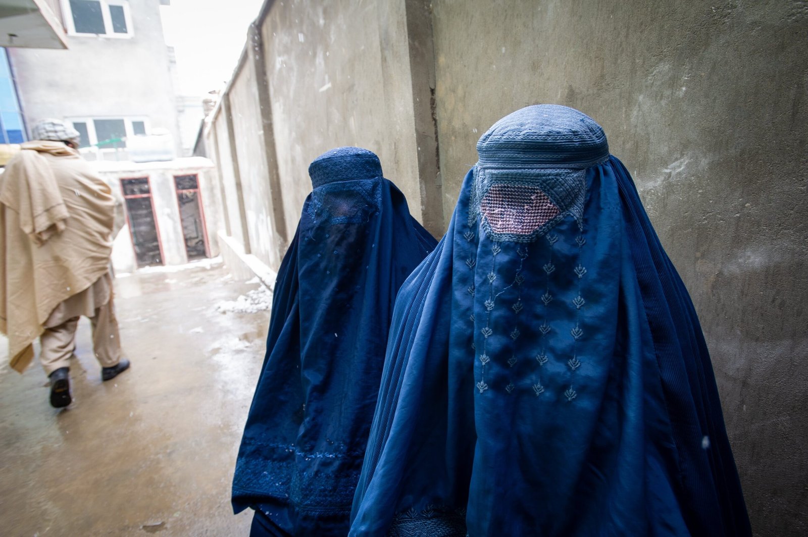 Los talibanes detienen a decenas de mujeres en Afganistán por violar sus reglas de vestimenta