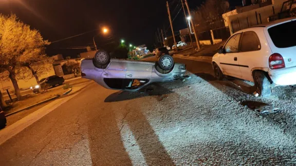 Manejaba alcoholizado, volcó y chocó dos autos que estaban estacionados