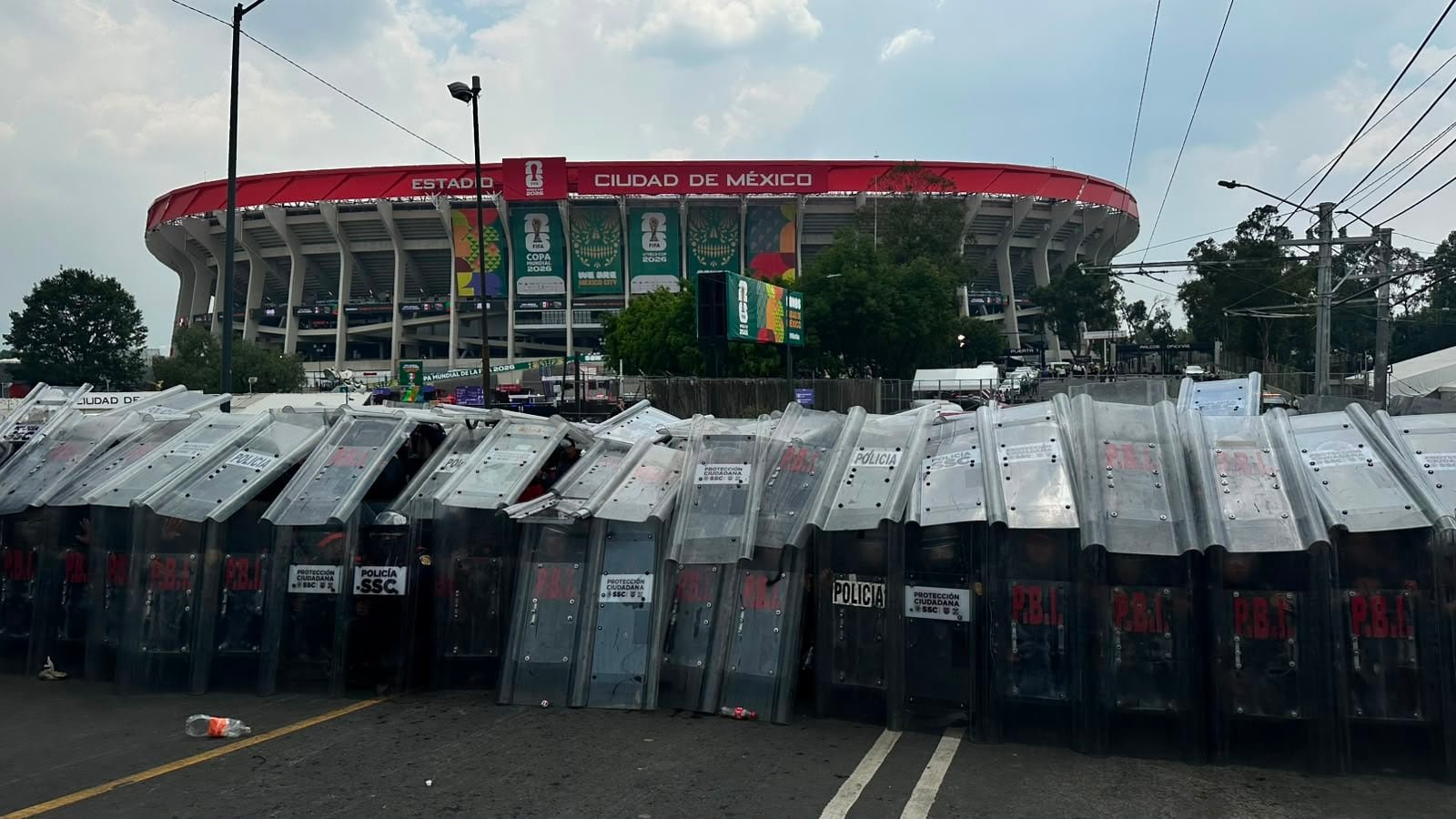 Elementos de la policía de Ciudad de México custodian el estadio Azteca.