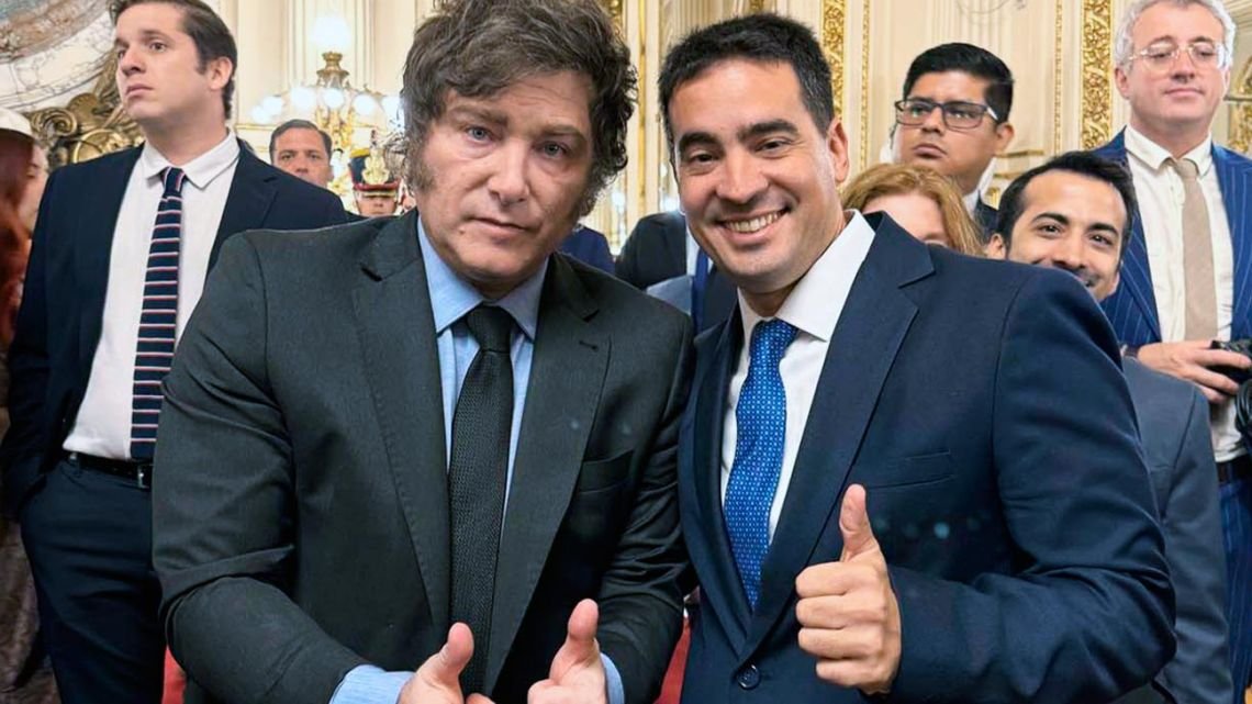 Milei se mostrará con Adrián Ravier, el nuevo vocero, y prepara su sexto viaje a España