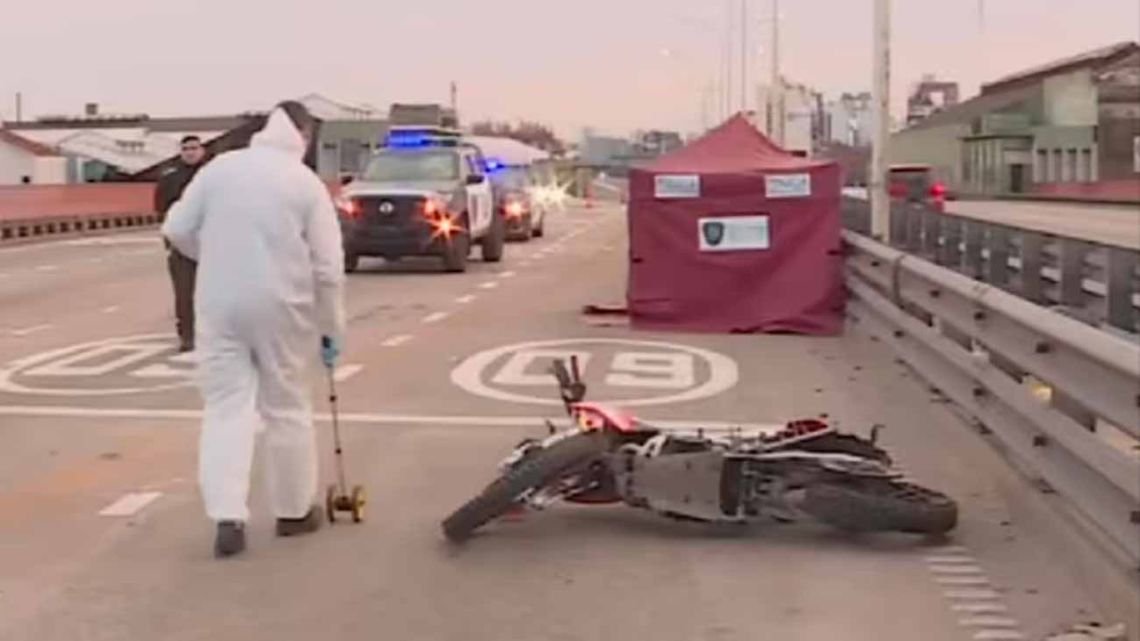 Murió un motociclista en la Autopista 9 de Julio y un auto involucrado en el hecho se dio a la fuga