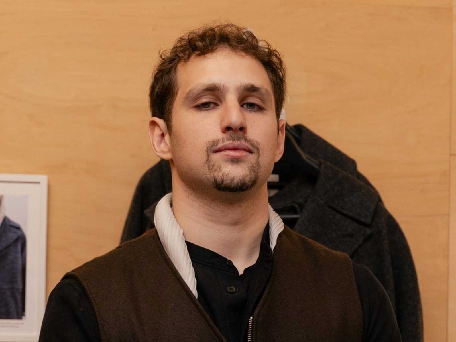 Nicolás Manusovich lanza SICH, una propuesta que reinventa la moda masculina con un diseño atemporal