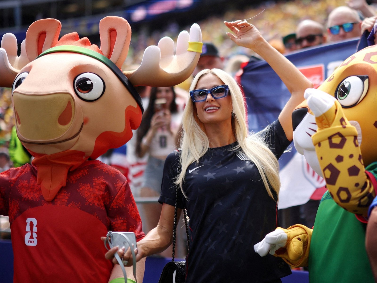 Paris Hilton alentó desde la tribuna