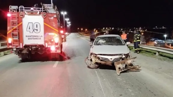 Perdió el control del auto y chocó sobre el puente de Km 4