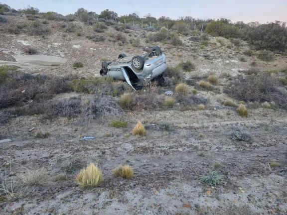 Perdió el control, volcó y sufrió lesiones en la cabeza
