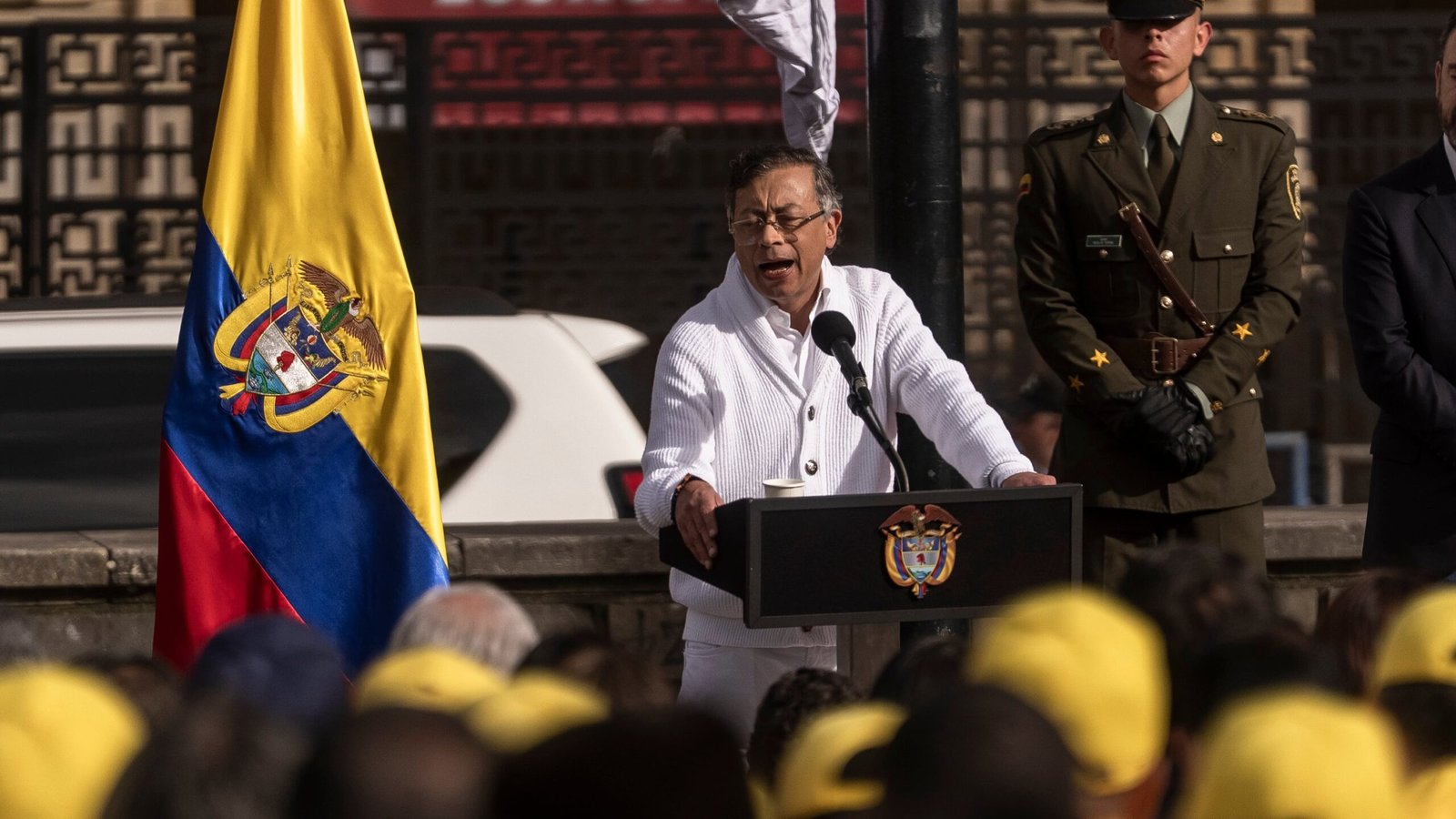 Gustavo Petro en la ceremonia de apertura de mesas de votación, en Bogotá, (Colombia), este domingo.