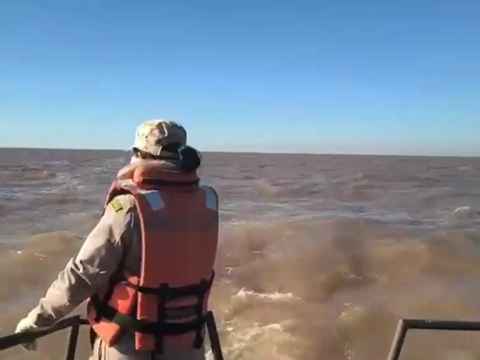 Prefectura busca intensamente a cinco hombres en el Río de la Plata
