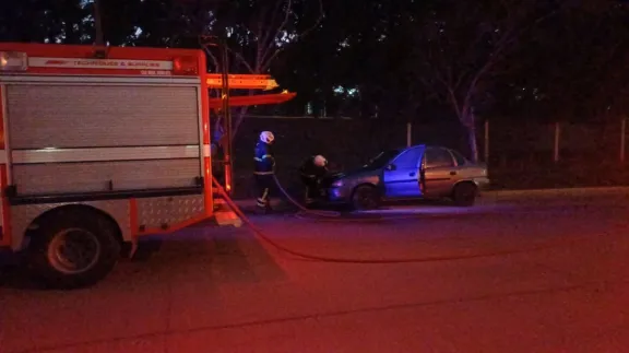 Rawson: un hombre salvó su vida al escapar de un incendio que destruyó su casa mientras dormía
