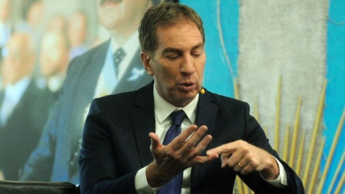 Santilli ingresó a la Quinta de Olivos hablando con Macri por teléfono: prometió "seguir con las reformas"