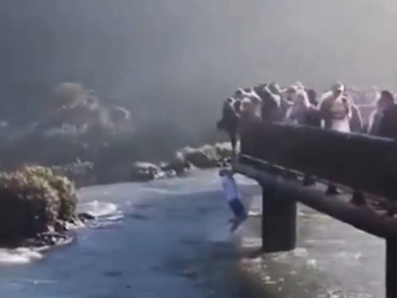 Se conoció otro video del hombre que se tiró a las Cataratas del Iguazú para recuperar su celular