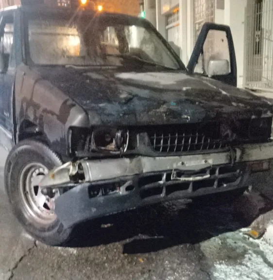 Se incendió una camioneta mientras circulaba por avenida Rivadavia
