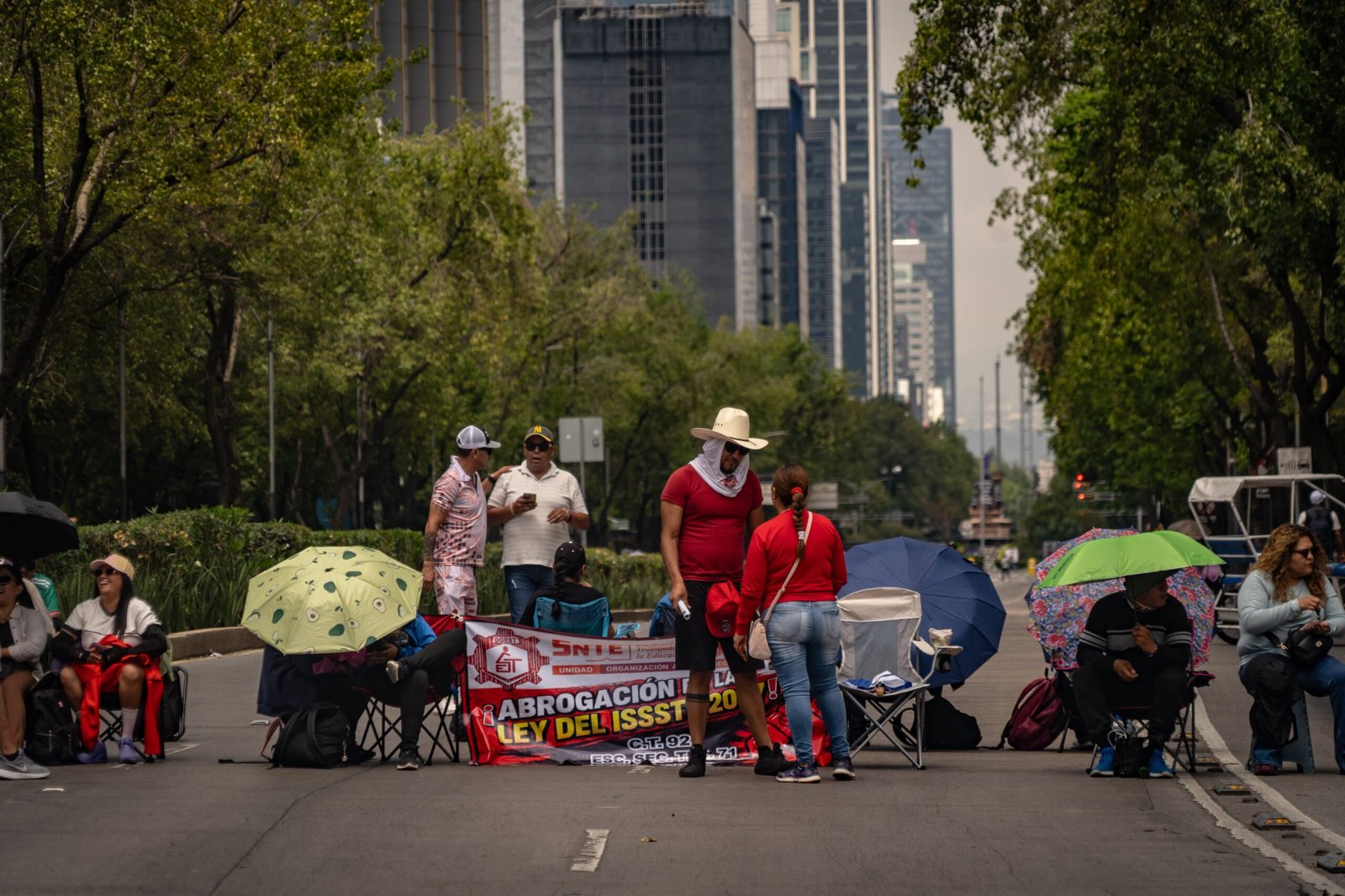 Maestros de la CNTE protestan en Paseo de la Reforma, en Ciudad de México, el 12 de junio.