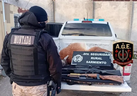Sorprendieron a dos hombres con un guanaco cazado ilegalmente en Sarmiento