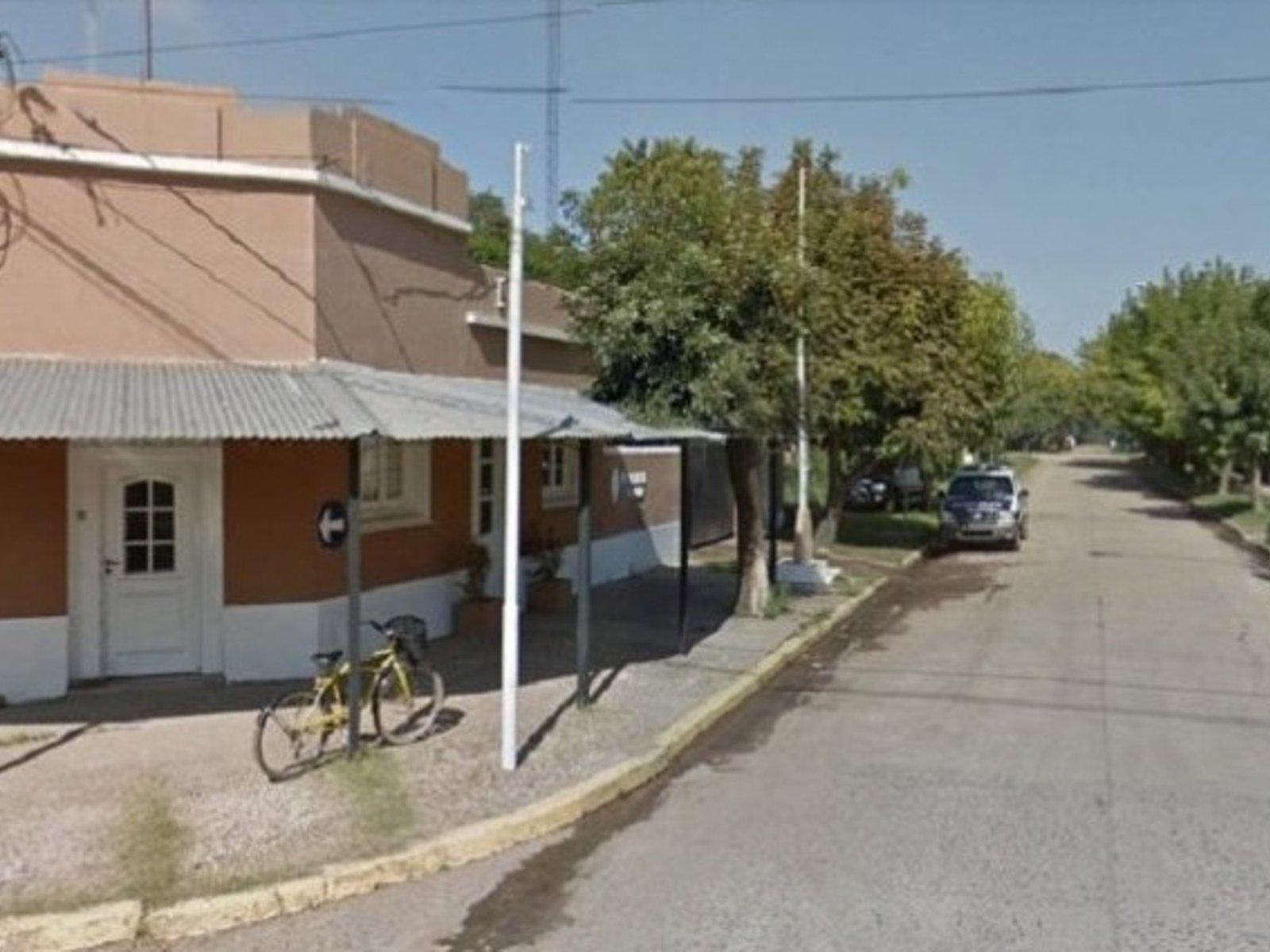 Tenía una orden de detención, se presentó en la comisaría, le disparó a un policía y lo mató
