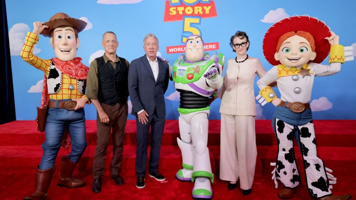 Tom Hanks y Tim Allen brillaron en la premiere mundial de Toy Story 5