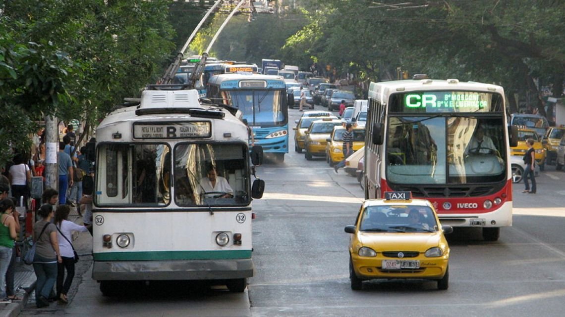 Transporte urbano: Las empresas alertan que pagarán el aguinaldo en cuotas y reducirán servicios