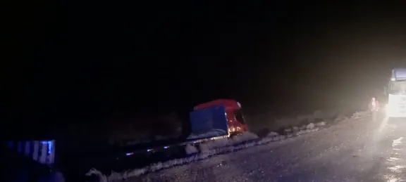 Un camión despistó tras esquivar un pozo en la ruta