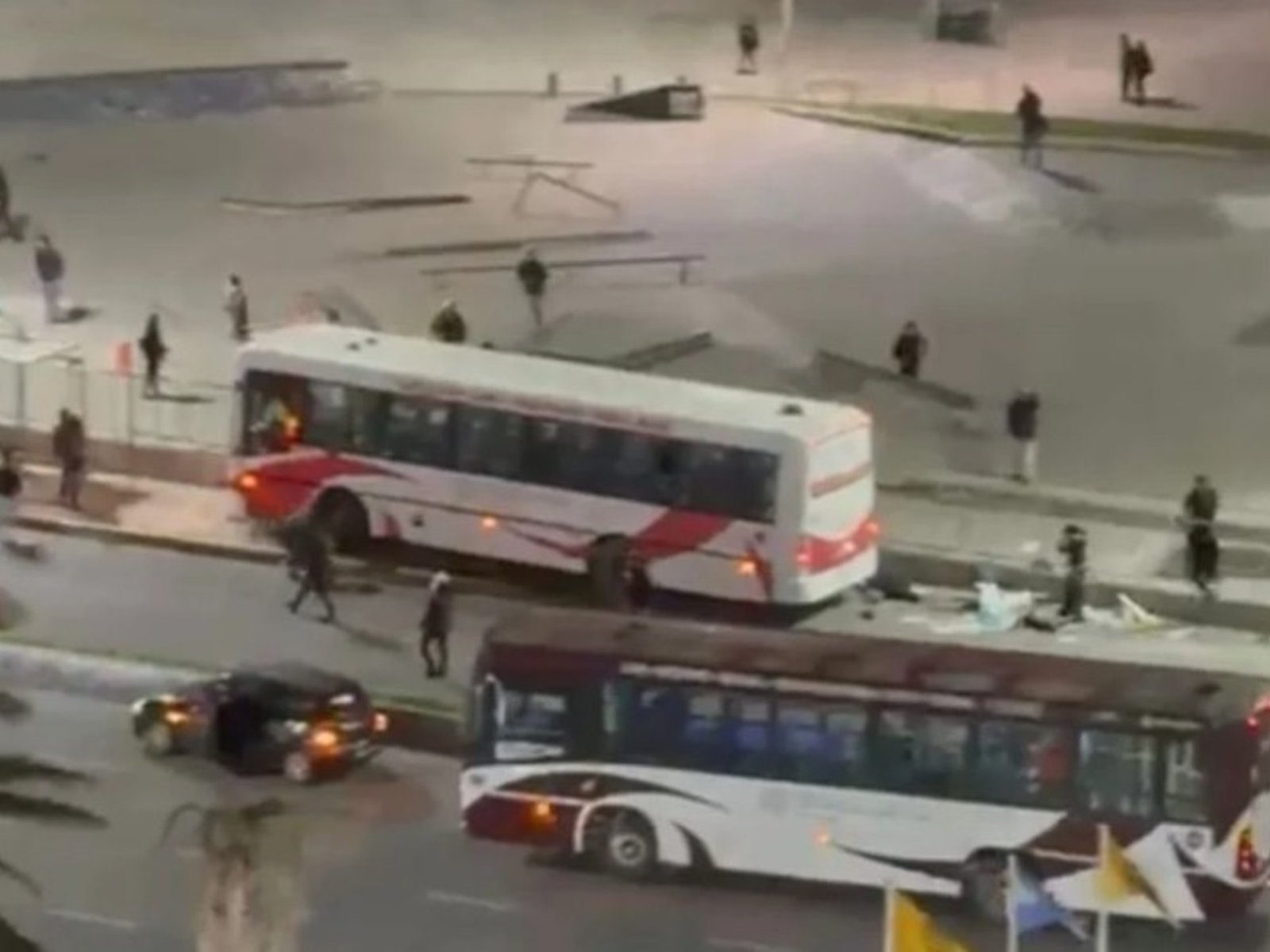 Un colectivo perdió el control, se subió a una vereda en el centro de Mar del Plata y atropelló a varias personas: murió una mujer