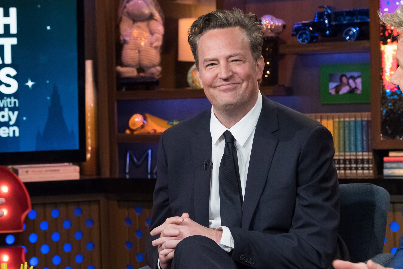 Un cuadro de Banksy de Matthew Perry se vende por un millón de dólares; un guion de ‘Friends’, por casi 100.000