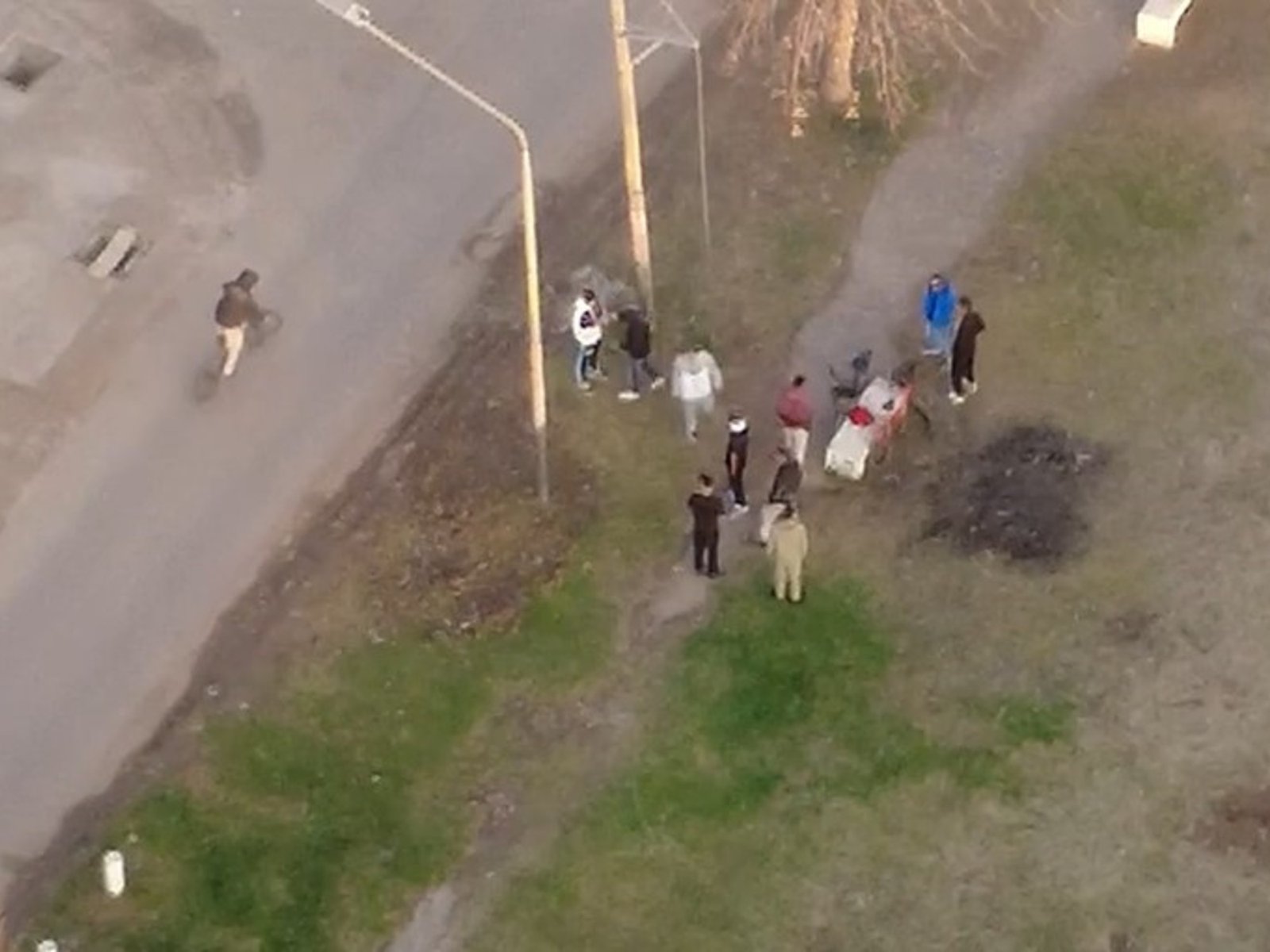Un drone captó el momento en que una banda vendía droga en una plaza de Rosario
