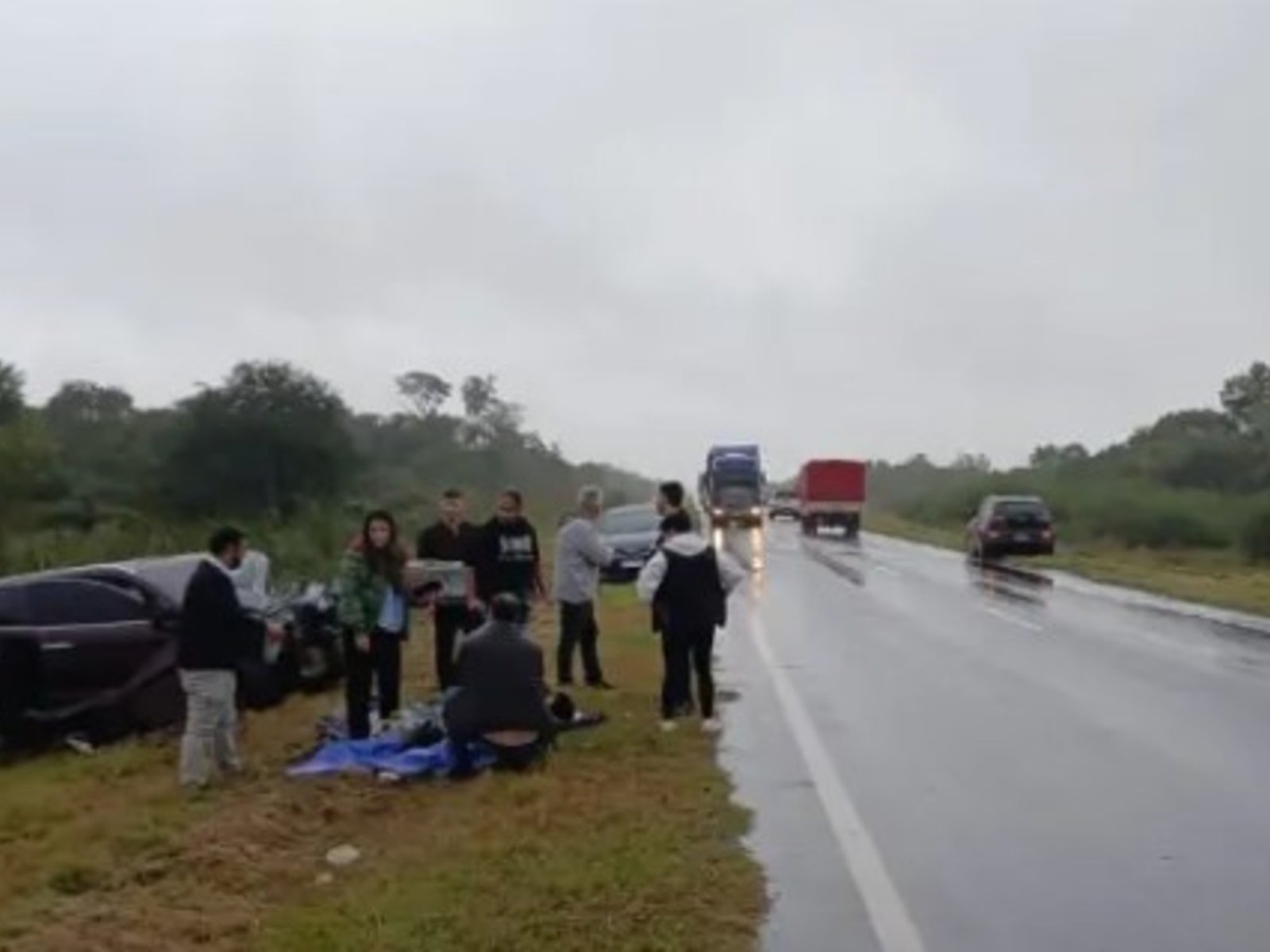 Un futbolista de Newells viajaba a Paraguay para firmar un contrato con un club, chocó y terminó herido en un accidente donde también murió un docente