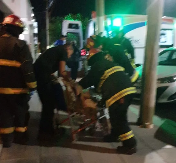 Un hombre mayor se descompensó y bomberos tuvieron que intervenir para sacarlo del domicilio