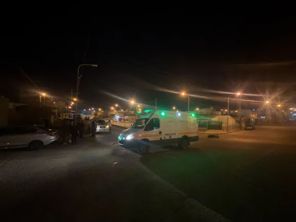 Un motociclista terminó en el hospital tras colisionar con un auto