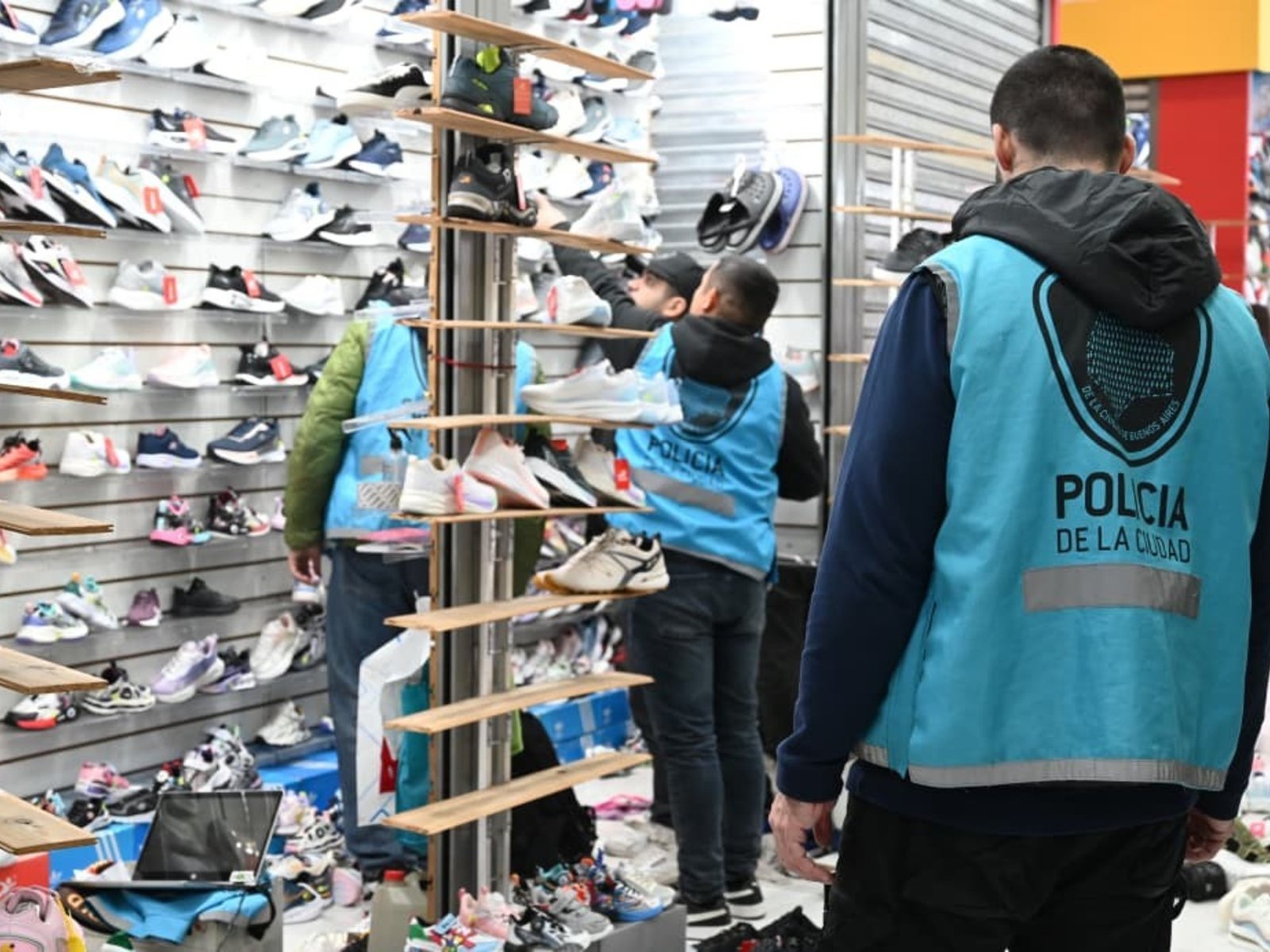 Un operativo sobre 12 locales terminó en el secuestro de 2.700 pares de zapatillas valuadas en $162 millones que habían ingresado por contrabando