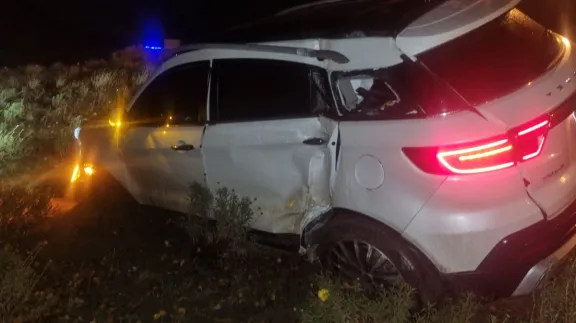 Una conductora perdió el control y chocó contra un poste de luz