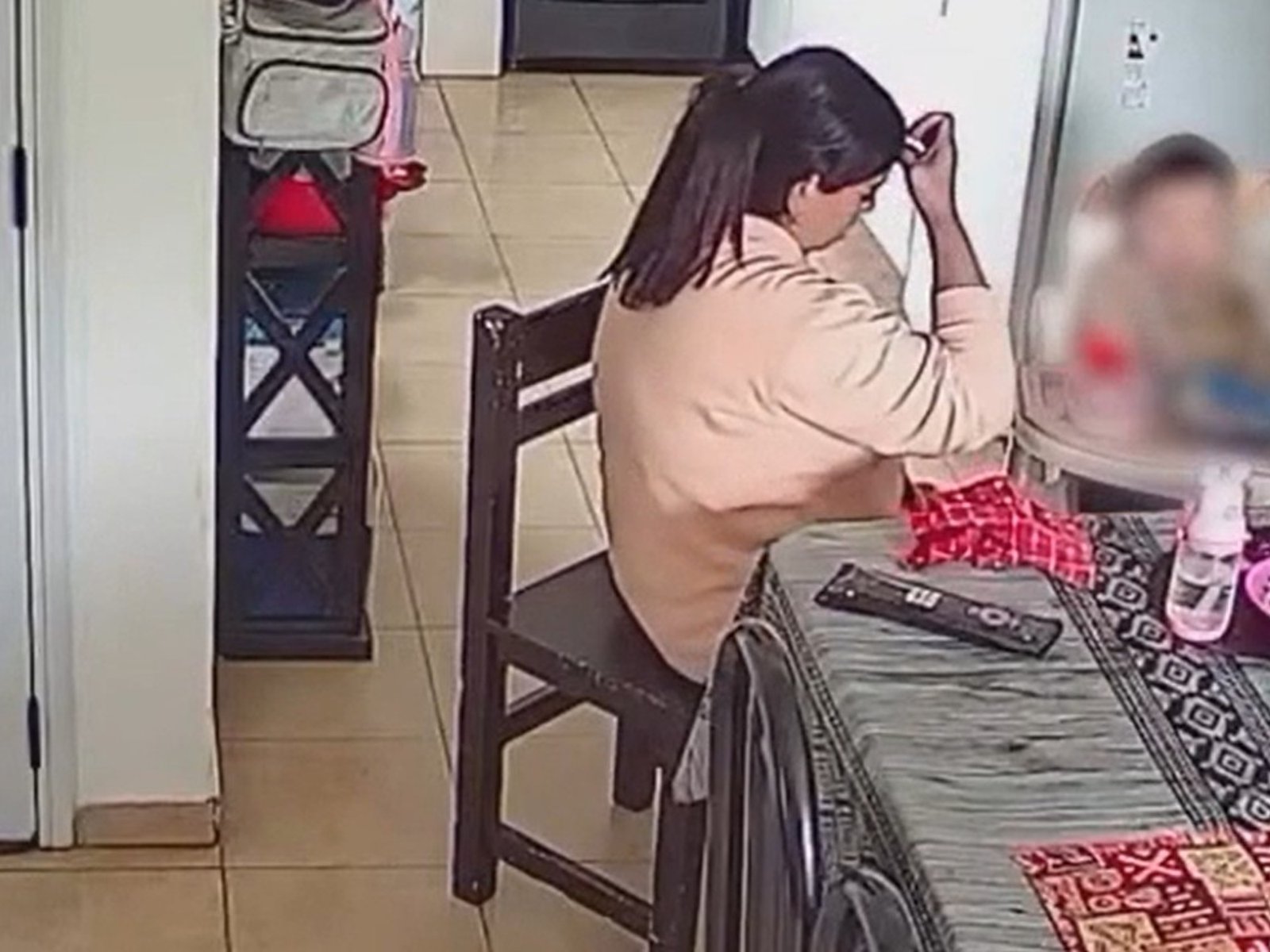 Una madre descubrió por las cámaras de seguridad que la niñera le pegaba a su hija de 3 años