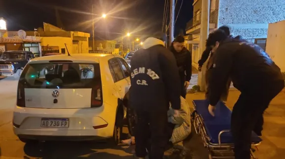 Una motociclista sufrió lesiones tras impactar contra una camioneta