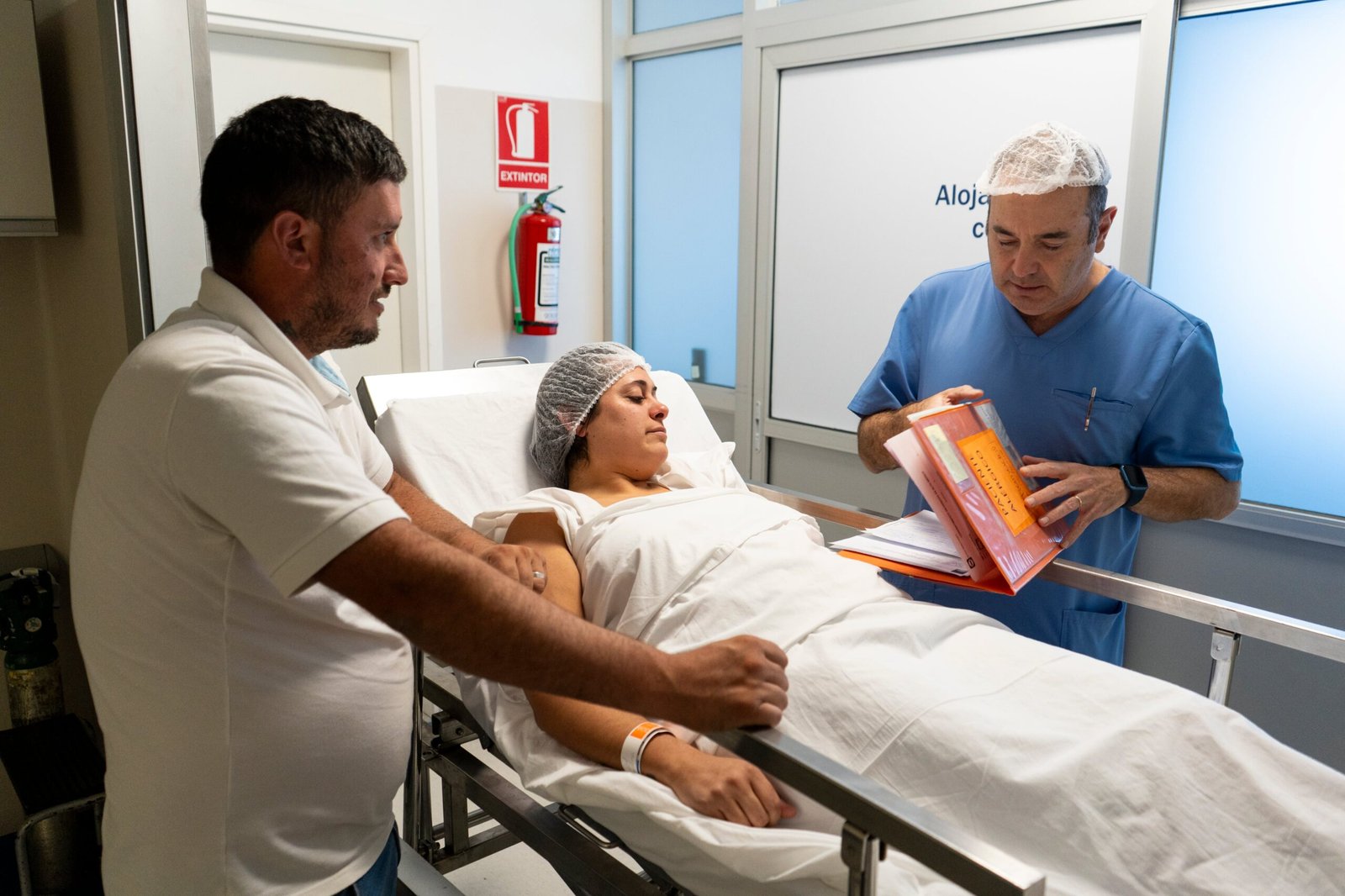 Valentina Hortoneada con su esposo Fabián, revisan detalles con el doctor, previo a la cirugía, el 30 de abril, en Montevideo, Uruguay.
