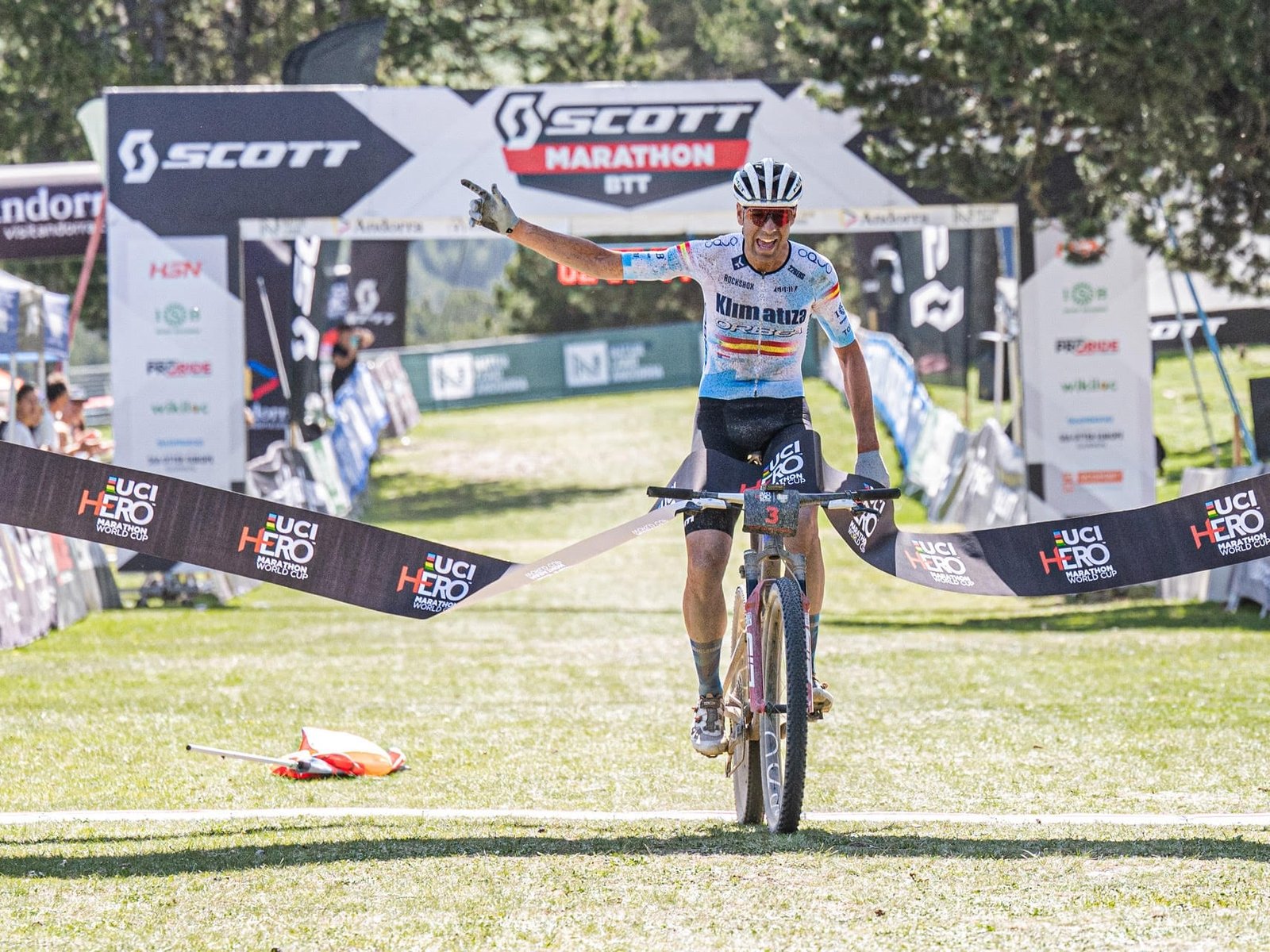 David valero, entra como vencedor de la tercera manga de la Copa del Mundo de XCM celebrada en Andorra.