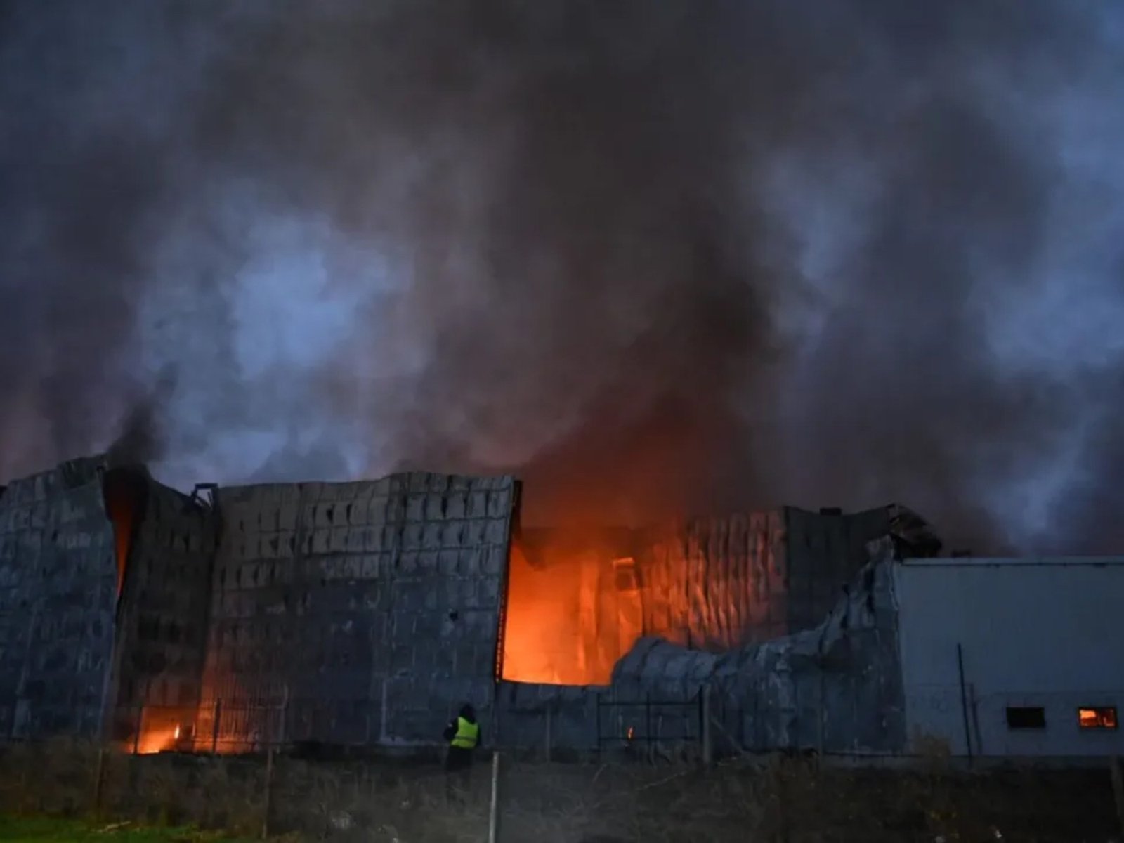 Voraz incendio en el depósito de un supermercado La Anónima en Cipolletti