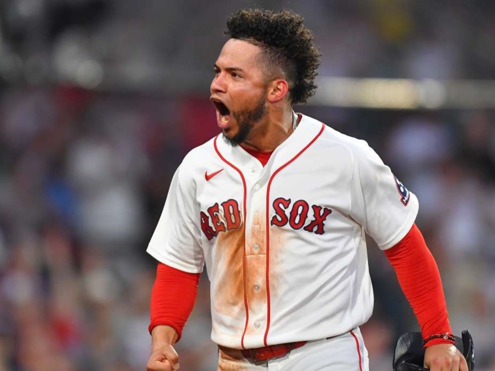 Wilson Contreras conectó un jonrón, rompió en llanto y fue expulsado en una noche emotiva en Fenway Park