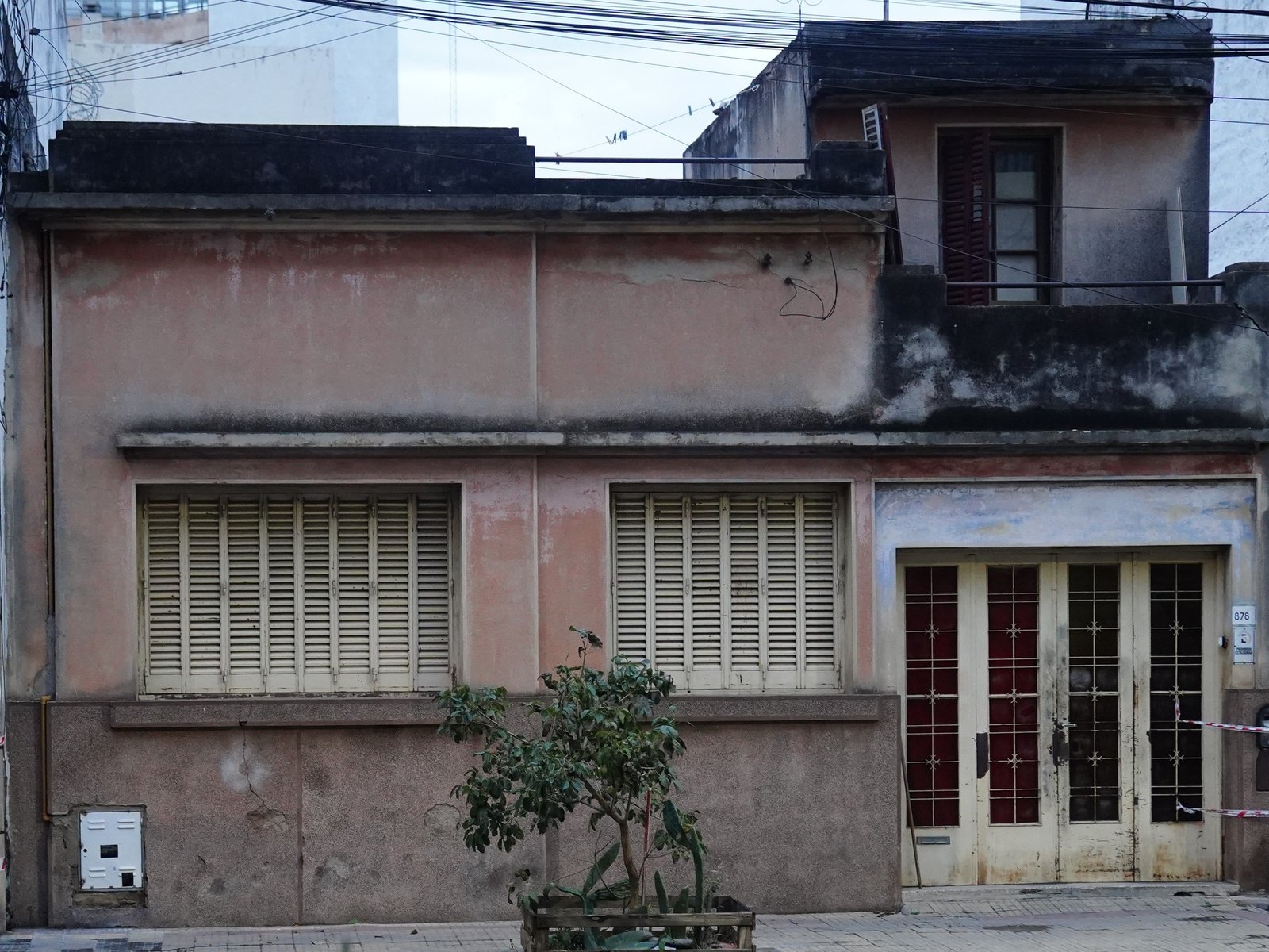 cómo es por dentro la casa donde mataron a Agostina Vega