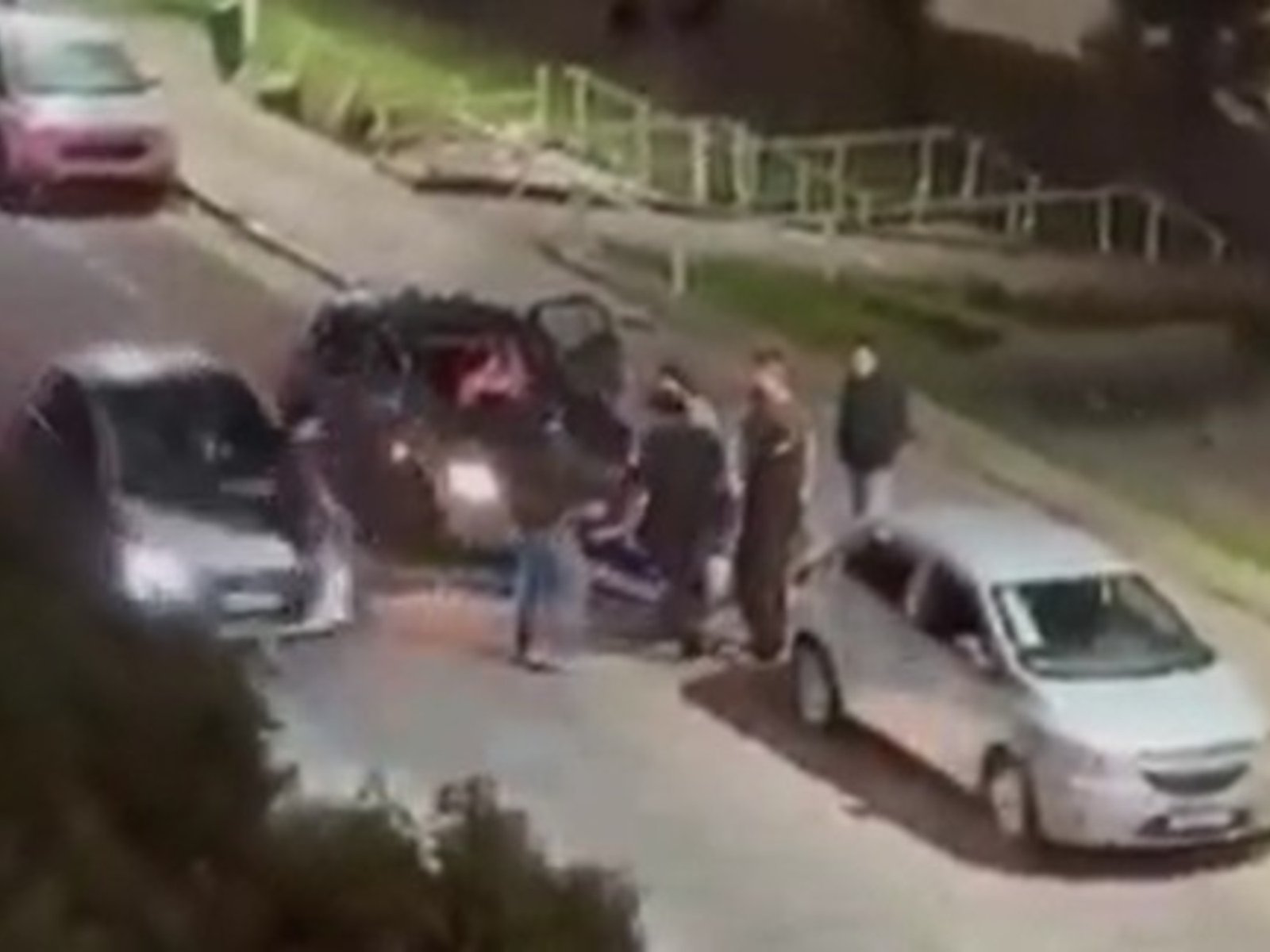 discutían en la calle, lo empujaron hacia atrás y lo atropelló un auto