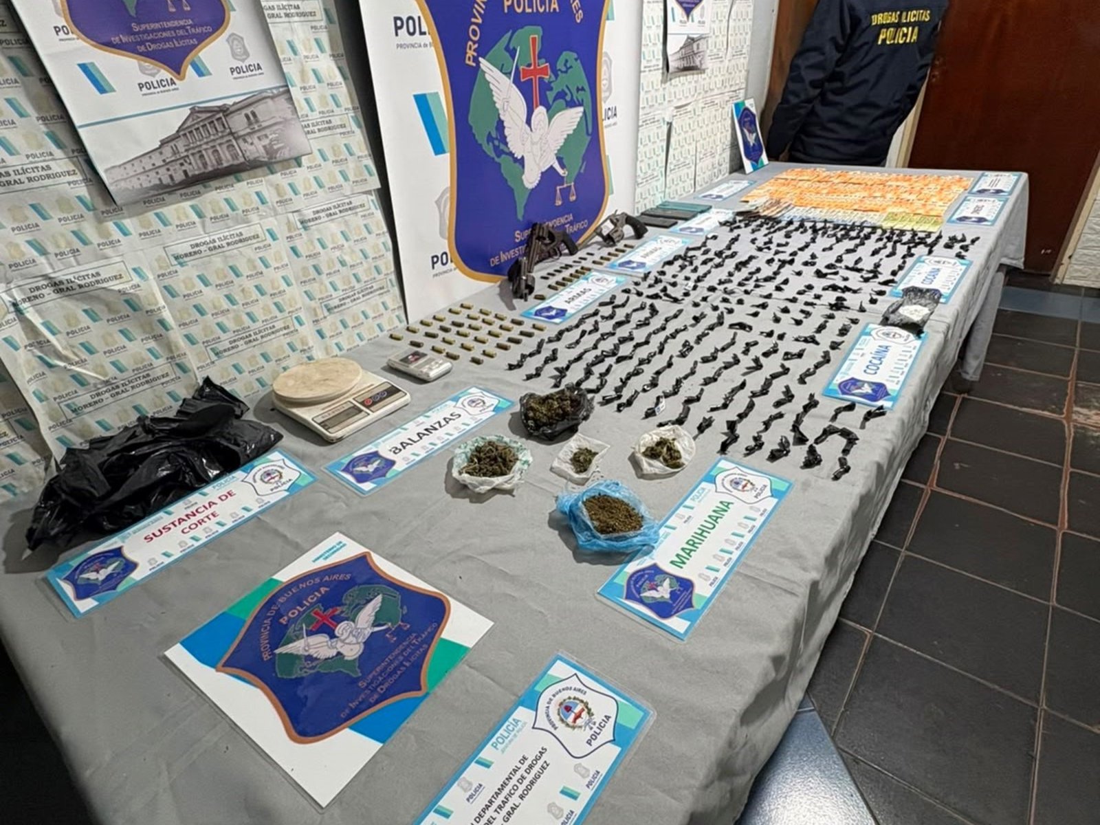 dos de los narcos sacaron armas y amenazaron a la Policía
