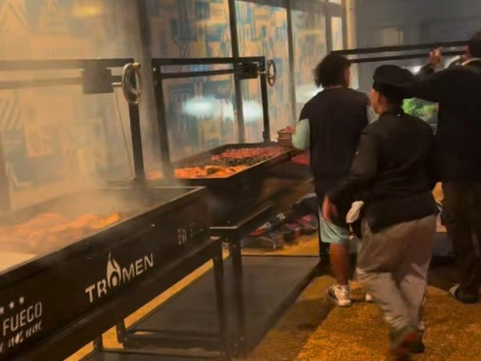 el Dibu Martínez mostró cómo se preparaba el asado para toda la delegación argentina, que se hizo "costumbre"