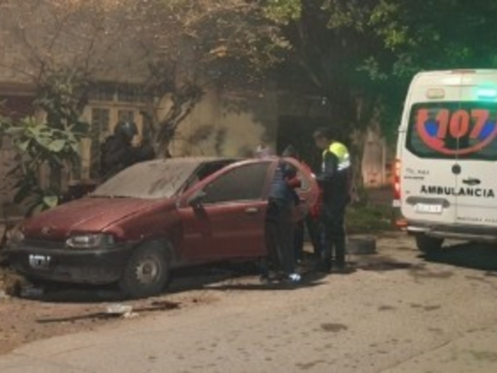 hallaron el cuerpo calcinado de una mujer dentro de un auto y con un cable alrededor del cuello