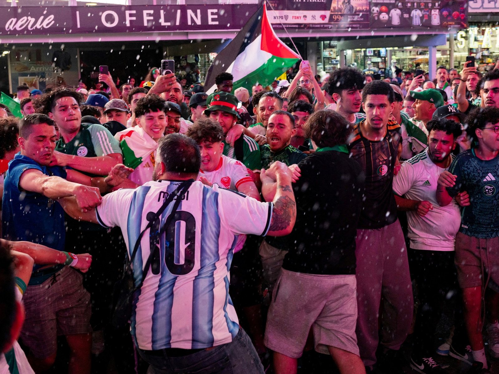 hinchas de Argentina y Argelia se enfrentaron en las calles de Nueva York