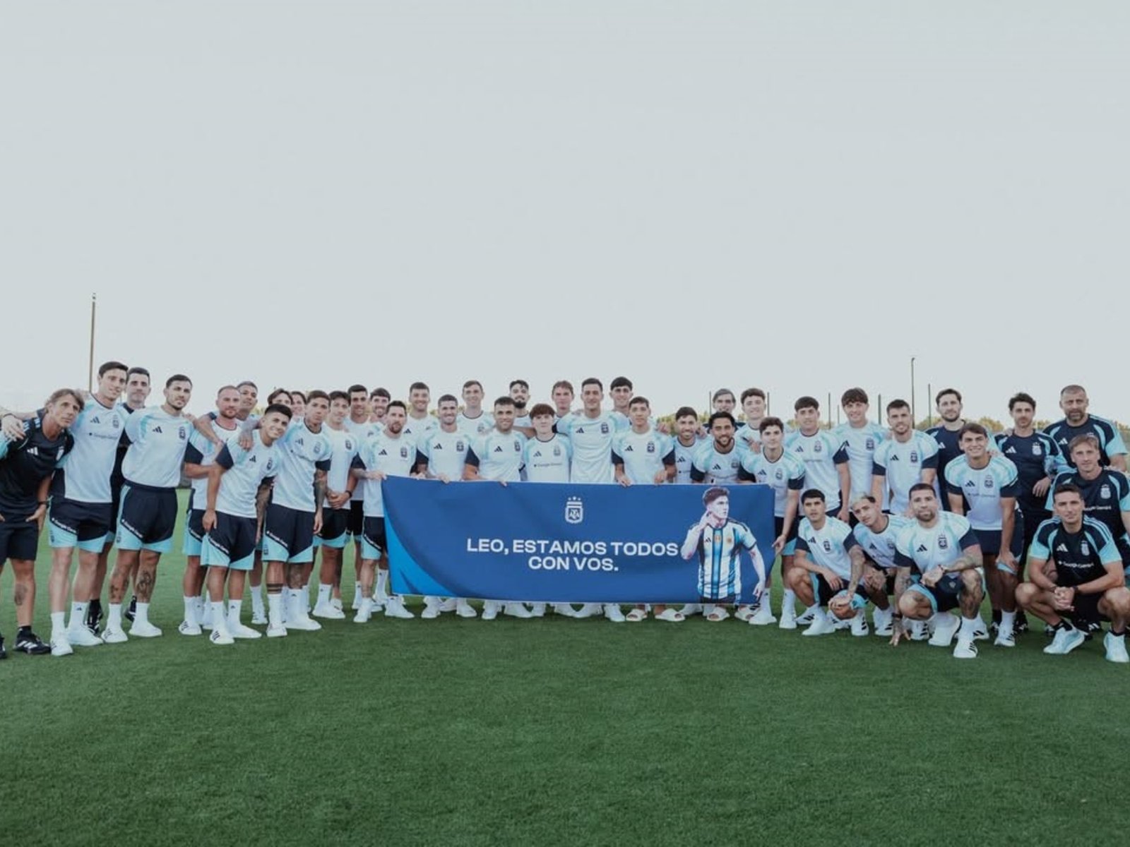 la foto grupal que es cábala y la banca a Leo Balerdi