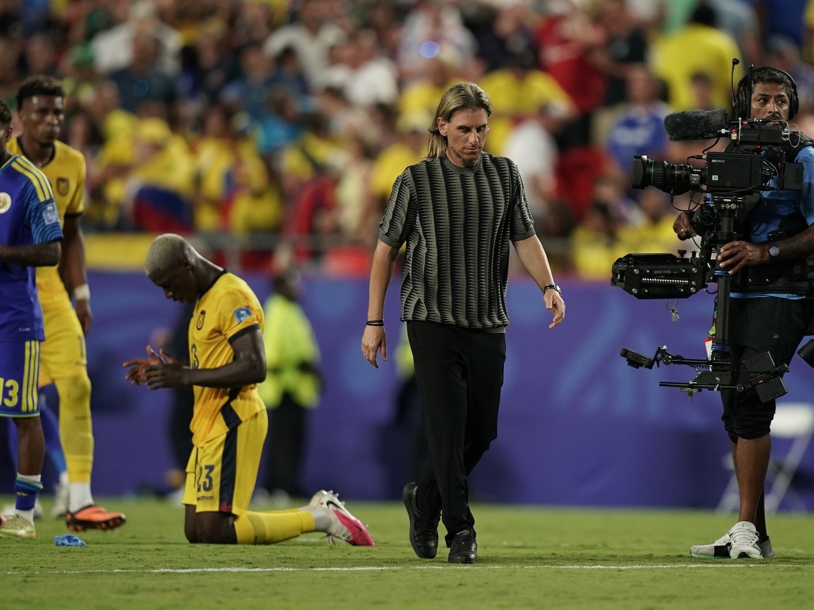 la furia de los hinchas de Ecuador contra el DT tras el empate ante Curazao y su arenga