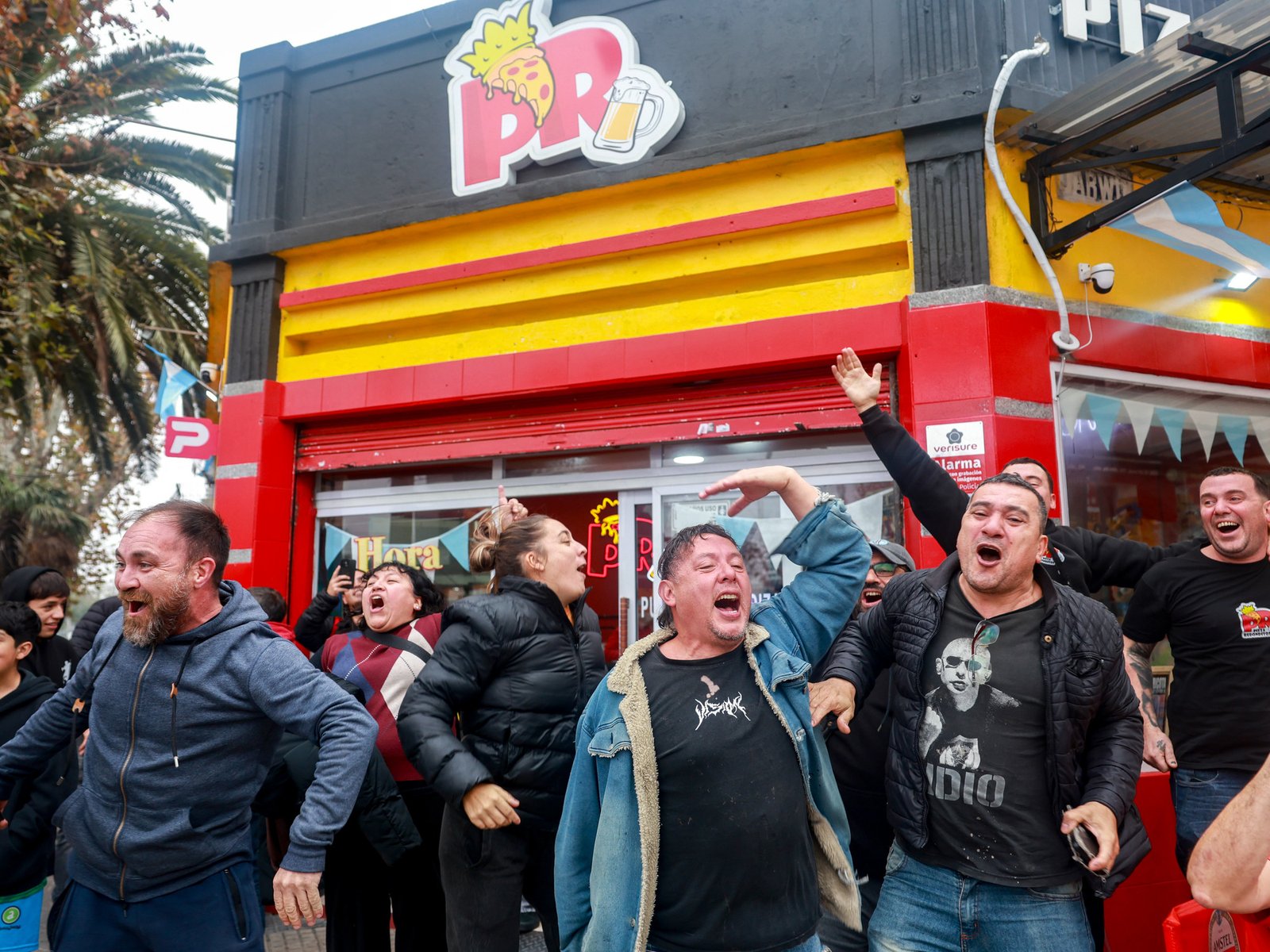 la historia de la pizzería ricotera que funciona frente al parque donde será el velatorio del Indio Solari