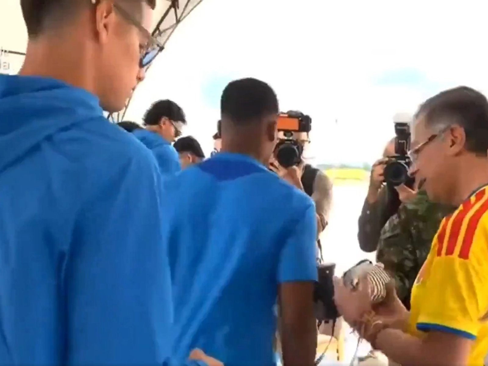 lo señalan por un video en el que ignora a la hija del presidente Petro antes de viajar al Mundial