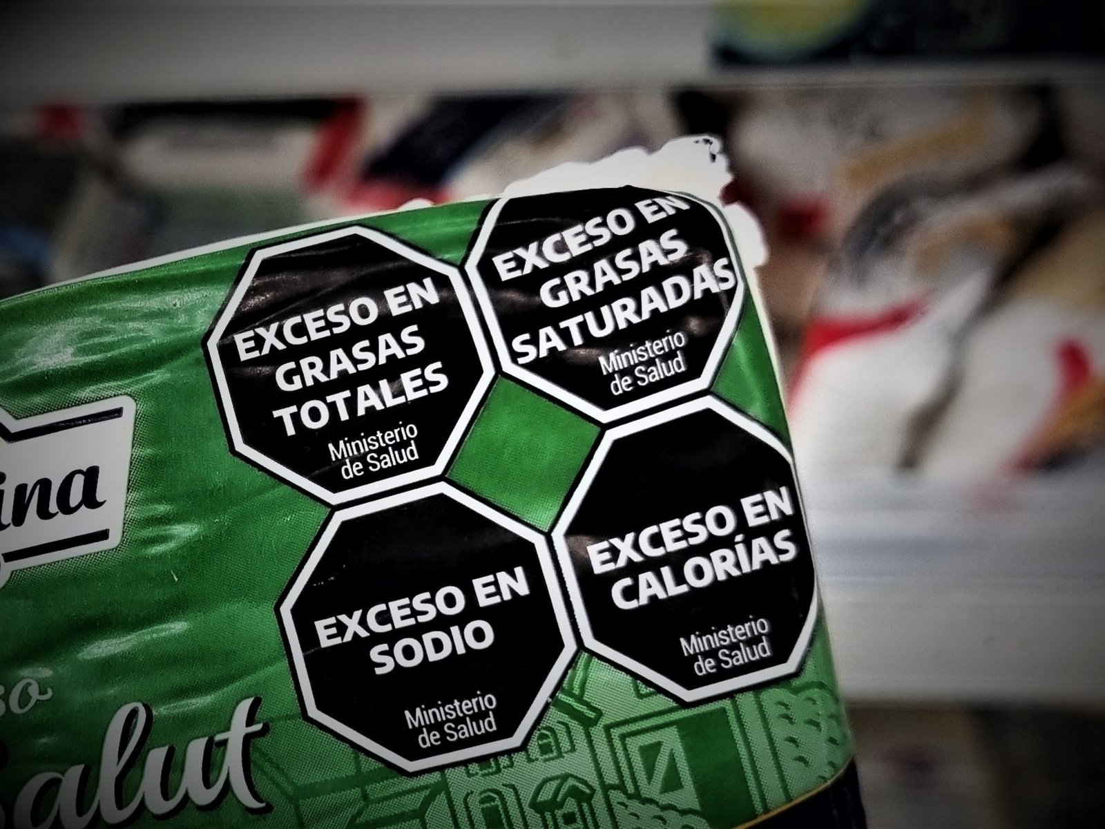 los consumidores dicen que los octógonos sirven para informarse, pero que los miran poco al comprar